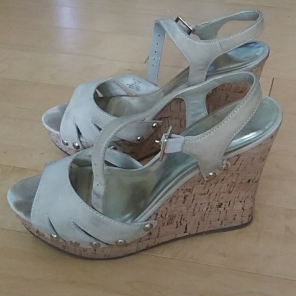 Jessica Simpson Wedge - Picture 2 of 3